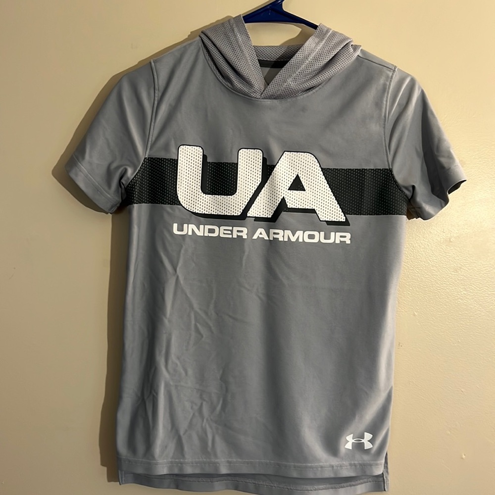Under armour youth large tshirt with hood. Worn a handful of times.